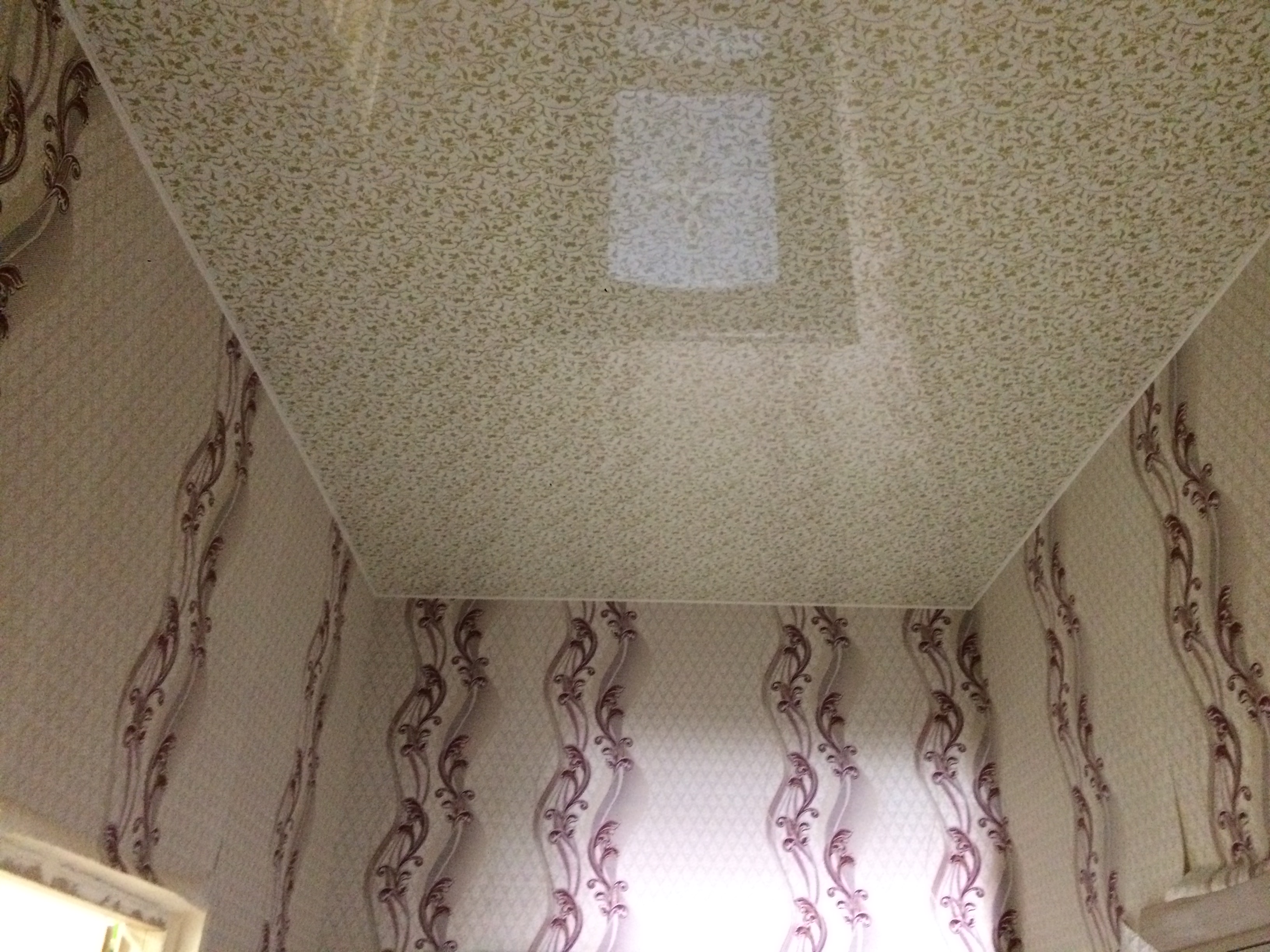 Фото фактурный натяжной потолок золотые узоры в коридоре